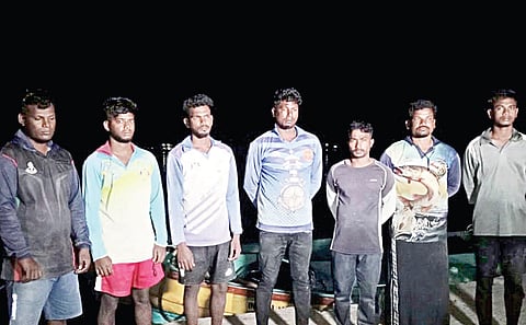 இலங்கை கடற்படையினரால் கைது செய்யப்பட்டுள்ள தமிழக மீனவர்கள்.