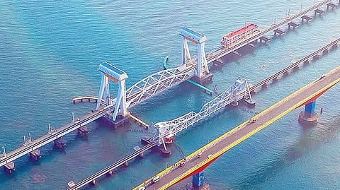 சாலைப் பாலத்துக்கும், புதிய ரயில் பாலத்துக்கும் நடுவே உள்ள பழைய பாம்பன் ரயில் பாலம் அகற்றப்பட உள்ளது.