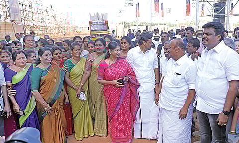 தஞ்சாவூர் அருகே செங்கிப்பட்டியில் திமுக மகளிர் மாநாடு நடைபெறவுள்ள இடத்தை நேற்று பார்வையிட்ட எம்.பி. கனிமொழி.