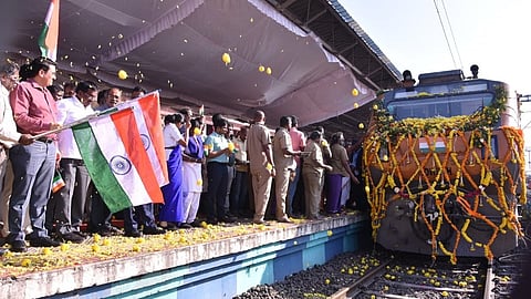 திருவனந்தபுரம் - தாம்பரம் ‘அம்ருத் பாரத்’ ரயிலுக்கு மதுரையில் பூக்கள் தூவி வரவேற்பு!