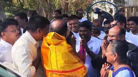 கவிஞர் வைரமுத்து வரவேற்பு நிகழ்வில் காலணி வீச்சு - நடந்தது என்ன?