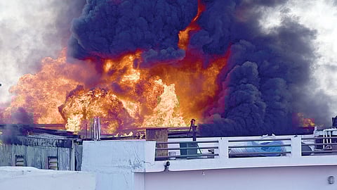 கோவை காட்டூர் அருகே, இருசக்கர வாகன விற்பனை நிலையத்தில் கரும்புகையுடன் தீப்பிடித்து கொளுந்து விட்டு எரியும் காட்சி. | படம்: ஜெ.மனோகரன் |