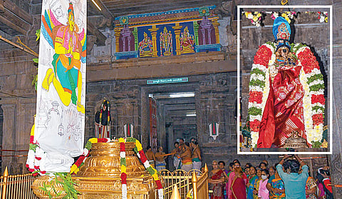 ஸ்ரீரங்கம் ரங்கநாதர் கோயிலில் தைத்தேரோட்ட திருவிழாவை யொட்டி நேற்று நடைபெற்ற கொடியேற்ற நிகழ்வு. (உள்படம்) கொடி மரத்தின் முன்பு சிறப்பு அலங்காரத்தில் எழுந்தருளிய நம்பெருமாள். | படங்கள்: ர.செல்வமுத்துகுமார் |