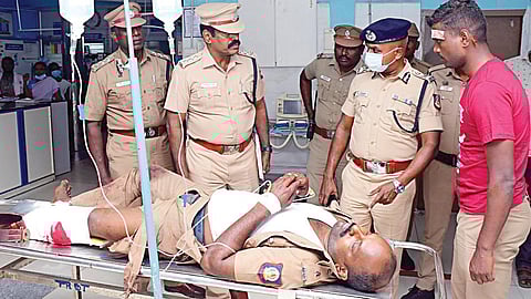 பெரம்பலூர் அரசு மருத்துவமனையில் சிகிச்சை பெற்றுவரும் போலீஸாருக்கு ஆறுதல் தெரிவித்த மத்திய மண்டல ஐ.ஜி. பாலகிருஷ்ணன் உள்ளிட்டோர்.