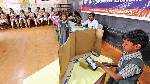 மதுரை சாத்தமங்கலம் மாநகராட்சி நடுநிலைப் பள்ளியில் ‘மாதிரி தேர்தல்’ நடத்தி அசத்தல்!