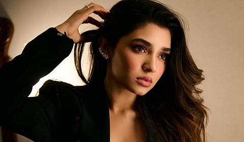 மயக்கும் விழிகள்... நடிகை கீர்த்தி ஷெட்டி க்ளிக்ஸ்!