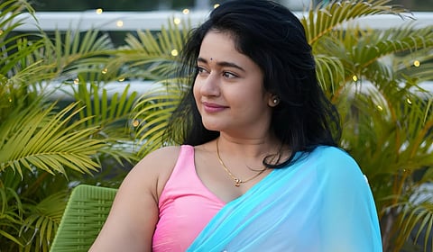 பூரிப்பு புன்னகை... நடிகை பூனம் பஜ்வா க்ளிக்ஸ்!