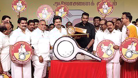 மாமல்லபுரத்தில் நேற்று நடந்த தவெக நிர்வாகிகள் கூட்டத்தில் கட்சிக்கு வழங்கப்பட்டுள்ள விசில் சின்னத்தையும், இலச்சினையையும் விஜய் அறிமுகப்படுத்தினார்.