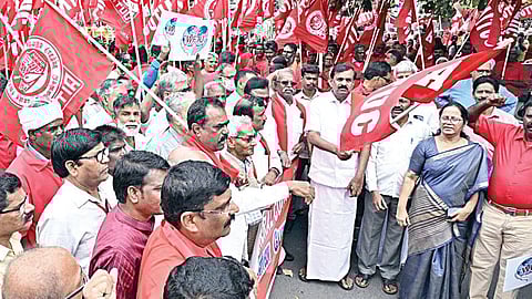 ஏஐடியுசி கட்டுமானத் தொழிலாளர் சங்கத்தின் தேசியப் பொதுக்குழுக்  கூட்டத்தையொட்டி கோவை டாடாபாத் பகுதியில் நேற்று நடைபெற்ற பேரணியில் பங்கேற்றோர்.