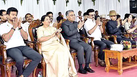 குடியரசு தின விழாவில் தமிழக அரசின் பல்வேறு துறைகளின் சார்பில் அரசின் திட்டங்களை விளக்கி வந்த அலங்கார ஊர்திகளின் அணிவகுப்பை ஆளுநர் ஆர்.என்.ரவி, முதல்வர் மு.க.ஸ்டாலின் ஆகியோர் பார்வையிட்டனர். உடன் பேரவைத் தலைவர் அப்பாவு, சென்னை உயர் நீதிமன்ற தலைமை நீதிபதி&nbsp; எம்.எம்.ஸ்ரீவஸ்தவா, துணை முதல்வர் உதயநிதி ஸ்டாலின் மற்றும் அமைச்சர்கள், நாடாளுமன்ற, சட்டப்பேரவை உறுப்பினர்கள் உள்ளிட்டோர்.