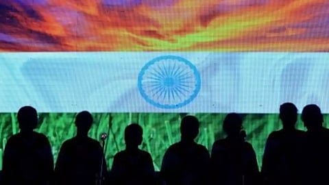 வந்தே மாதரம் பாடலுக்கும் எழுந்து நிற்பது கட்டாயமாக்க மத்திய அரசு திட்டம்