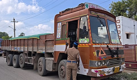 ஆலங்குளம் அருகே கனிமம் ஏற்றிச் சென்ற லாரி மீது பெட்ரோல் குண்டு வீச்சு -  ஓட்டுநர் படுகாயம்