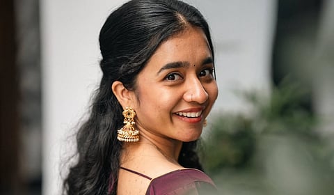 அழகுப் புன்னகை... நடிகை அனிஷ்மா க்ளிக்ஸ்!