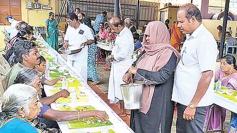 தஞ்சாவூர் விளார் சாலையில் உள்ள வீரமாகாளியம்மன் கோயிலில் கிடாவெட்டி பொதுமக்களுக்கு கறி விருந்து அளித்த முஸ்லிம் தம்பதியர்.