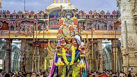 ஸ்ரீரங்கம் ரங்​க​நாதர் கோயில் ரங்​கவி​லாச மண்​டபத்​தில் தங்க கருட வாக​னத்​தில் எழுந்​தருளி பக்​தர்​களுக்கு சேவை சாதித்த நம்​பெருமாள்.