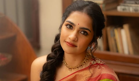 மாலை நேரத்து மயக்கம்... நடிகை ருக்மிணி வசந்த் க்ளிக்ஸ்!