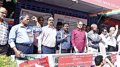 பல்வேறு கோரிக்கைகளை வலியுறுத்தி அகில இந்திய அளவில் பொதுத்துறை மற்றும் தனியார் வங்கி ஊழியர்கள் சார்பில் நேற்று  வேலைநிறுத்தப் போராட்டம்  நடந்தது. இதையொட்டி, சென்னை பிராட்வேயில் ஆர்ப்பாட்டத்தில் ஈடுபட்ட ஊழியர் மற்றும் அதிகாரிகள். | படம்: எல்.சீனிவாசன் |