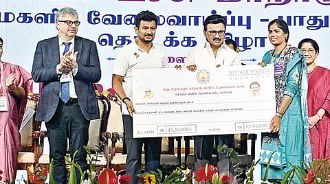 சென்னையில் நேற்று நடந்த உலக மகளிர் உச்சி மாநாட்டை தொடங்கி வைத்த முதல்வர் ஸ்டாலின்  மகளிருக்கு தொழில் கடன்களை வழங்கினார். இதில், துணை முதல்வர் உதயநிதி, அமைச்சர்கள், தலைமைச் செயலர் உள்ளிட்ட உயர் அரசு அலுவலர்கள் பங்கேற்றனர்.