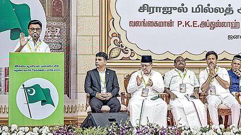 இந்திய யூனியன் முஸ்லிம் லீக் சார்பில் கும்பகோணத்தில் நேற்று நடந்த மாநாட்டில் முதல்வர் மு.க.ஸ்டாலின் பேசினார். உடன் அமைச்சர்கள் கோவி.செழியன், மகேஸ் பொய்யாமொழி, கே.என்.நேரு, ஐயுஎம்எல் தேசியத் தலைவர் காதர் மொகிதீன் மற்றும்  கட்சி நிர்வாகிகள்.  படம்: ஆர்.வெங்கடேஷ்