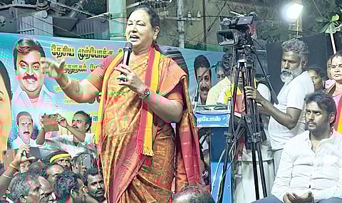 சிவகாசியில் தேமுதிக சார்பில் நடந்த பொதுக் கூட்டத்தில் பேசிய அக்கட்சியின் பொதுச்செயலாளர் பிரேமலதா.