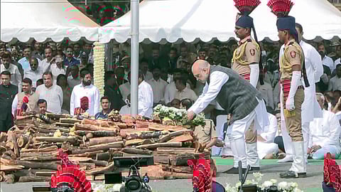அஜித் பவார் உடலுக்கு மலர் வளையம் வைத்து மரியாதை செலுத்தும் அமித் ஷா