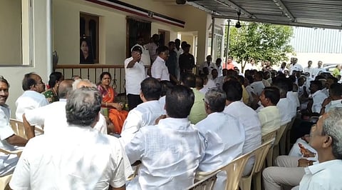 யாருடன் கூட்டணி? - துண்டு சீட்டில் கருத்து கேட்ட ஓபிஎஸ்; நிர்வாகிகள் சலசலப்பு!