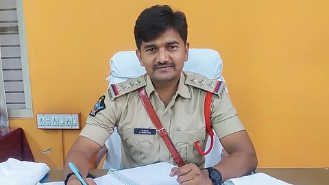 நேர்மைக்கு கிடைத்த பரிசு: ஆந்திராவில் 18 ஆண்டில் 30 முறை இடமாற்றம் பெற்ற போலீஸ் அதிகாரி