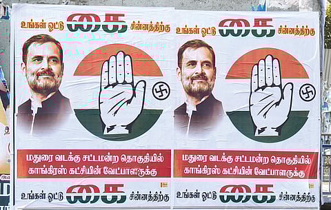 மதுரை மாநகர் மாவட்ட திமுக செயலாளர் தளபதியின் தொகுதியில் காங்கிரஸுக்கு வாக்கு கேட்டு ஒட்டப்பட்டு பரபரப்பை ஏற்படுத்தியுள்ள போஸ்டர்.&nbsp;படம் எஸ்​.கிருஷ்ணமூர்​த்​தி.