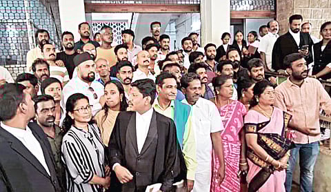 அலங்காநல்லூர் ஜல்லிக்கட்டு போராட்ட வழக்கில் விடுதலை செய்யப்பட்டவர்கள் வழக்கறிஞர்களுடன் மதுரை மாவட்ட நீதிமன்றத்திலிருந்து வெளியே வந்தனர். | படம்: எஸ்.கிருஷ்ணமூர்த்தி |