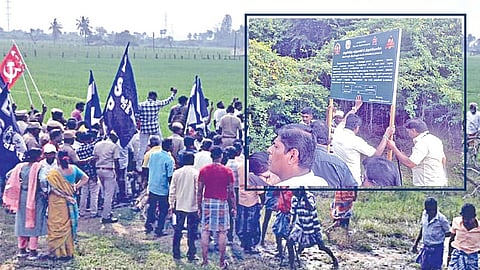 திருப்போரூர் முருகன் கோயிலுக்கு சொந்தமான நிலத்தில் உள்ள ஆக்கிரமிப்புகளை அகற்றுவதற்கு எதிர்ப்பு தெரிவித்து விவசாயிகள், அரசியல் கட்சியினர் போராட்டத்தில் ஈடுபட்டனர். (உள்படம்) ஆக்கிரப்பு பகுதியில் அறிவிப்பு பலகை வைத்த அறநிலையத்துறையினர்.