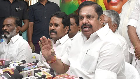 சேலம் மாவட்​டம் ஓமலூரில் அதி​முக கட்சி அலு​வல​கத்​தில் பொதுச் செய​லா​ளர் பழனி​சாமி செய்​தி​யாளர்​களுக்கு நேற்று பேட்டியளித்தார்.