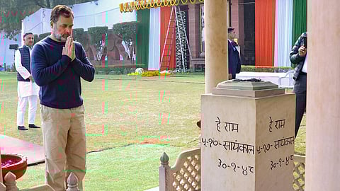 டெல்​லி​யில் உள்ள மகாத்மா காந்தி நினை​வில்​லத்​தில், ராகுல் காந்தி மலர் தூவி அஞ்​சலி செலுத்​தி​னார்.