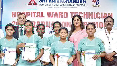 போரூர் ஸ்ரீராமச்சந்திரா உயர் கல்வி மற்றும் ஆராய்ச்சி நிறுவனத்தில் பச்சிளம் குழந்தைகள் நல வார்டு பணியாளர்கள் பட்டமளிப்பு விழாவில், சிறப்பாக தேறிய மாணவர்களுக்கு சான்றிதழ்களும், ரொக்க பரிசுகளும் வழங்கப்பட்டன. இதில் ஸ்ரீராமச்சந்திரா கல்வி மற்றும் மருத்துவ அறக்கட்டளை அறங்காவலர் சம்யுக்தா வெங்கடாசலம், மருத்துவ கல்லூரி தலைவர் மருத்துவர் கே.பாலாஜி சிங், பல்கலைக்கழகத்தின் துணைவேந்தர் மருத்துவர் உமாசேகர், கல்வித்துறை ஆலோசகர் மருத்துவர் கே.வி.சோமசுந்தரம், இணைதுணைவேந்தர் மருத்துவர் மகேஷ் வக்கமுடி, பதிவாளர் மருத்துவர் எஸ்.செந்தில்குமார், துணை மருத்துவ அறிவியல் படிப்புத்துறை தலைவர் மருத்துவர் டி.வி.ராமகிருஷ்ணன் உள்ளிட்டோர் கலந்து கொண்டனர்.