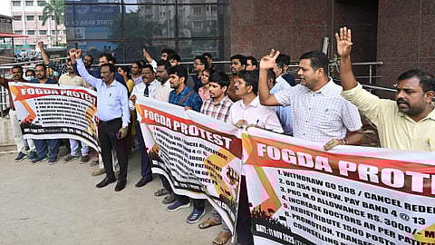 பாடம் நடத்துவதை நிறுத்திய அரசு மருத்துவர்கள் - தமிழகம் முழுவதும் போராட்டம் தீவிரம்