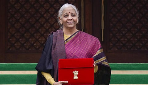 காஞ்சிப் பட்டுடன் வந்த நிர்மலா சீதாராமன்: 9 பட்ஜெட்டுகள், 9 கைத்தறி புடவைகளின் ஸ்பெஷல்!