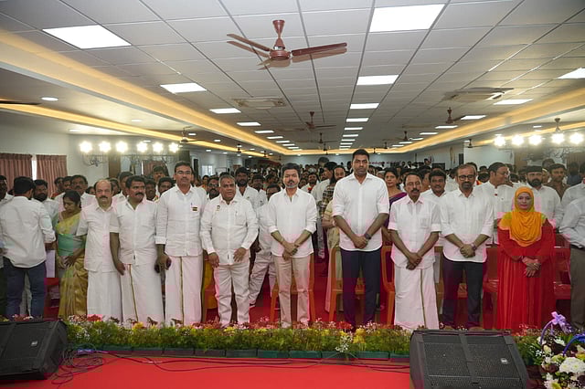 <div class="paragraphs"><p>தவெக தலைவர் விஜய்யுடன் நிர்வாகிகள்</p></div>