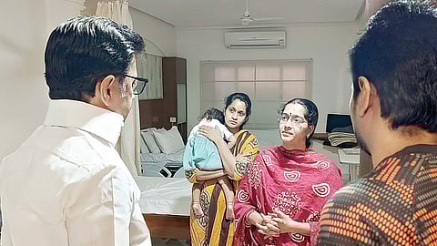 சென்னை அப்போலோ மருத்துவமனையில் சிகிச்சை பெற்று வரும் பாஜக மூத்த தலைவர் ஹெச்.ராஜாவின் குடும்பத்தினரிடம் நலம் விசாரித்த முதல்வர் மு.க.ஸ்டாலின். உடன், துணை முதல்வர் உதயநிதி ஸ்டாலின்.