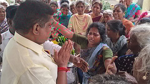 புதுச்சேரியில் மின்சாரம் தாக்கி 7-ம் வகுப்பு மாணவர் உயிரிழப்பு: அரசு மருத்துவமனையை கண்டித்து மறியல்