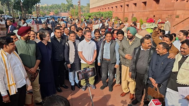 <div class="paragraphs"><p>அவைக்கு வெளியே ராகுல் காந்தி</p></div>