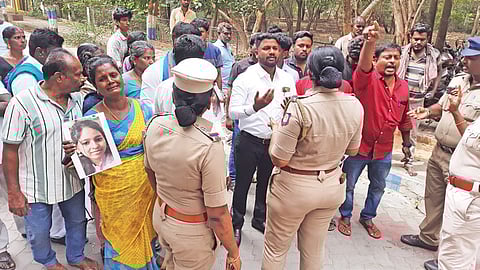 விழுப்புரம் ஆட்சியர் அலுவலகத்தில் இளம்பெண் மரணத்துக்கு நீதி கேட்டு முழக்கமிட்டபடி வந்தவர்களை போலீஸார் தடுத்து நிறுத்தினர்.