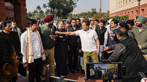 மக்களவையில் அமளியில் ஈடுபட்டதாக தமிழக எம்.பி.க்கள் உட்பட 8 பேர் இடைநீக்கம்