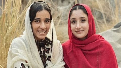 ஹவா பலூச், ஆசிபா மெங்கல்