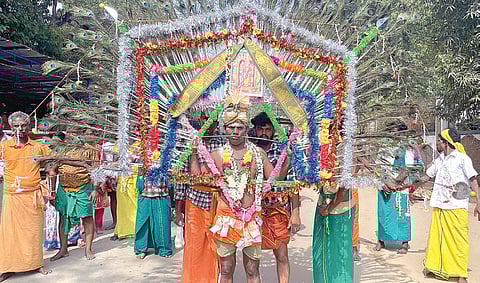 பழநி கோயிலுக்கு அலகு குத்​தி, காவடி எடுத்து வந்த பக்தர்.