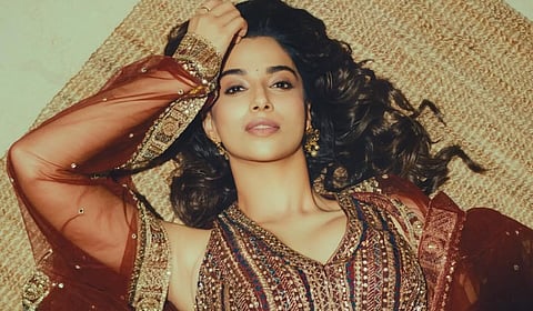 நடிகை மீனாட்சி சவுத்ரியின் வித்தியாச க்ளிக்ஸ்!