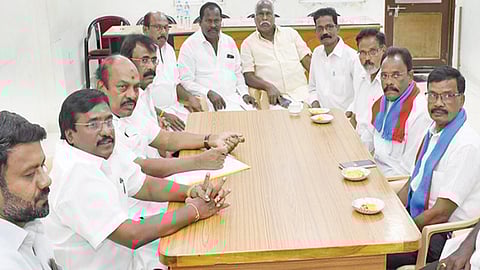 புதுச்சேரி திமுக அலுவலகத்தில் திமுக கொள்கை பரப்பு செயலாளர் ஜெகத்ரட்சகன் எம்.பி தலைமையில் நடந்த ஆலோசனைக் கூட்டத்தில் விசிக நிர்வாகிகள் கலந்து கொண்டனர். | படம்: எம்.சாம்ராஜ்