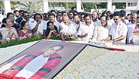 மறைந்த முன்னாள் முதல்வர் அண்ணாவின் 57-வது நினைவு நாளையொட்டி மெரினா&nbsp; கடற்கரையில் உள்ள அவரது நினைவிடத்தில் முதல்வர் ஸ்டாலின் மலர்வளையம் வைத்து அஞ்சலி செலுத்தினார். உடன் அமைச்சர்கள் துரைமுருகன், கே.என்.நேரு உள்ளிட்டோர்.