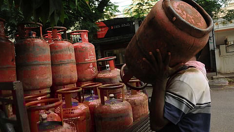 டெல்லியில் ‘ஹோலி’க்கு இலவச காஸ் சிலிண்டர்