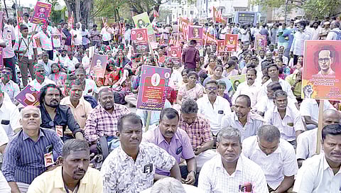 பல்வேறு கோரிக்கைகளை வலியுறுத்தி, ஏஐடியுசி டாஸ்மாக் ஊழியர்கள், சென்னை எழும்பூரில் உள்ள டாஸ்மாக் நிர்வாக இயக்குநர் அலுவலகம் அருகில் நேற்று முற்றுகைப் போராட்டத்தில் ஈடுபட்டனர். | படம்: எல்.சீனிவாசன் |