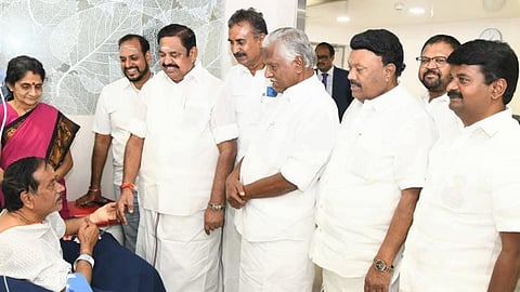 ஹெச்.ராஜாவிடம் பழனிசாமி நலம் விசாரிப்பு