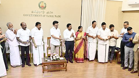 சென்னை தலைமைச் செயலகத்தில் நேற்று நகராட்சி நிர்வாகம், குடிநீர் வழங்கல் துறை சார்பில் பல கோடி மதிப்பிலான முடிவுற்ற திட்டப் பணிகளை காணொலி வாயிலாக திறந்துவைத்த முதல்வர் மு.க.ஸ்டாலின், புதிய திட்டப் பணிகளுக்கு அடிக்கல் நாட்டிவைத்தார். உடன், அமைச்சர்கள், உயரதிகாரிகள்.